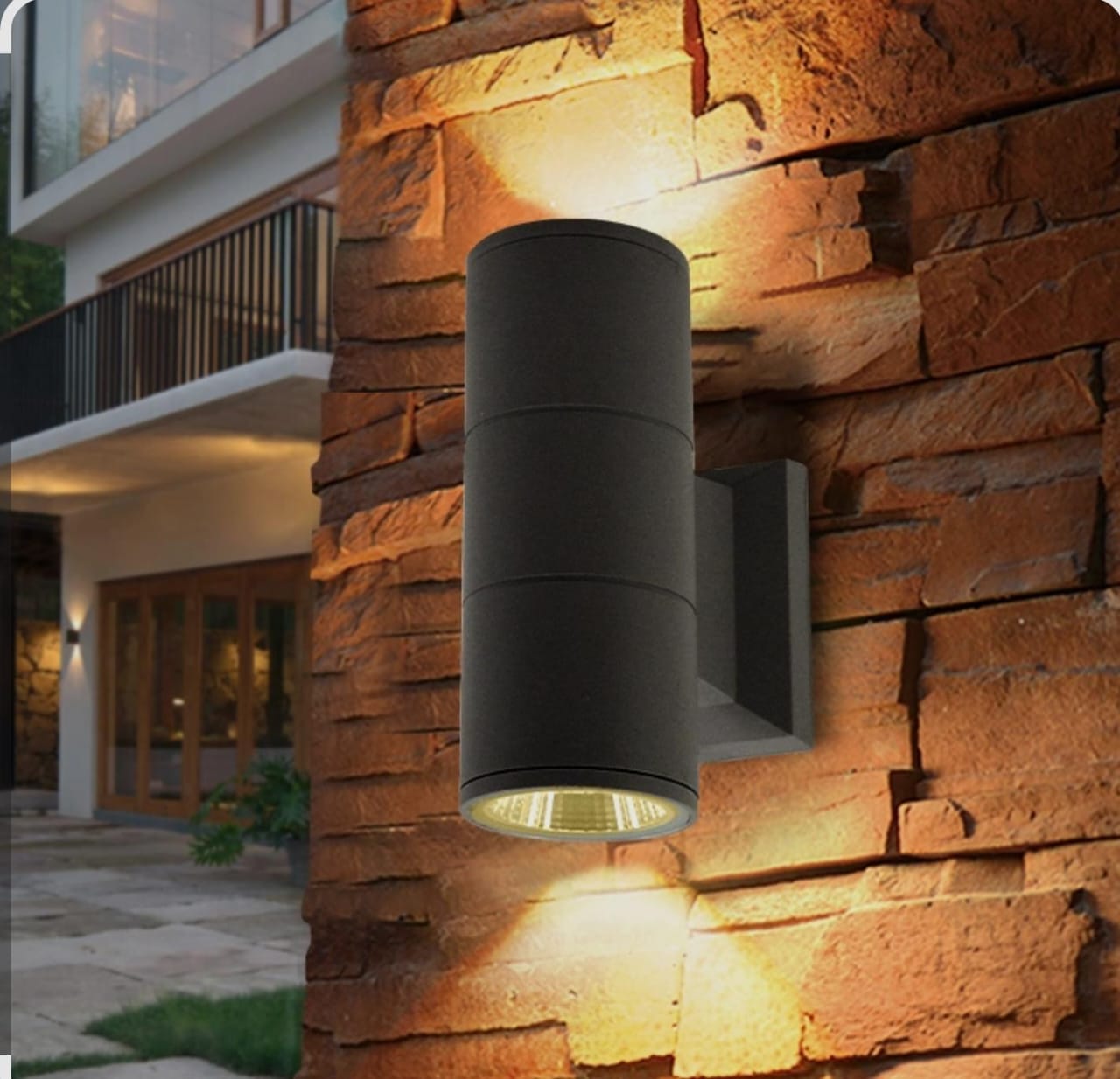 OUTDOOR WALL LIGHT